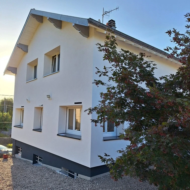 Maison avec façade après isolation thermique par l’extérieur