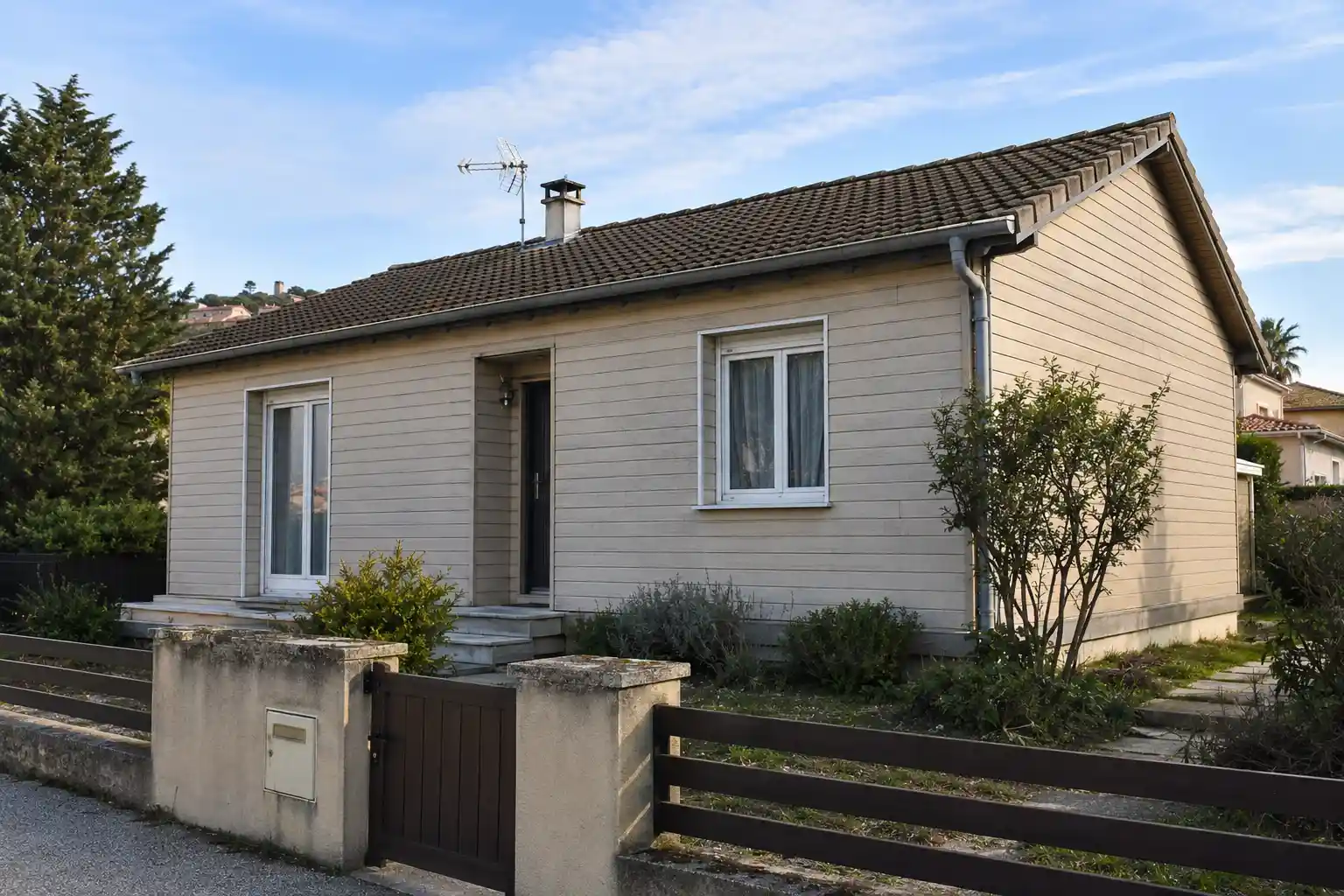 Maison avec bardage dans un environnement résidentiel