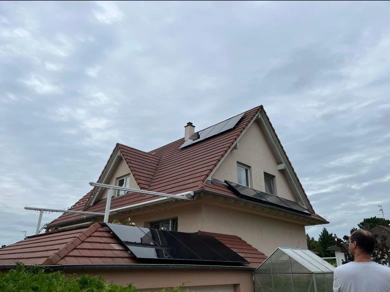 Panneaux solaires photovoltaïques posés sur une toiture de maison