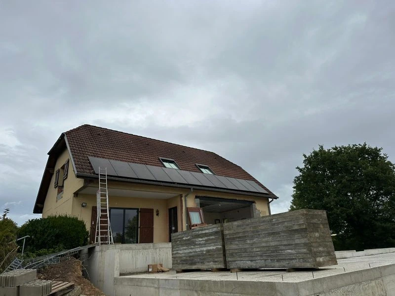 Toiture avec panneaux solaires à déclarer en mairie